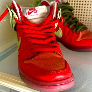 Nike Dunk high SB “Strawberry Cough”